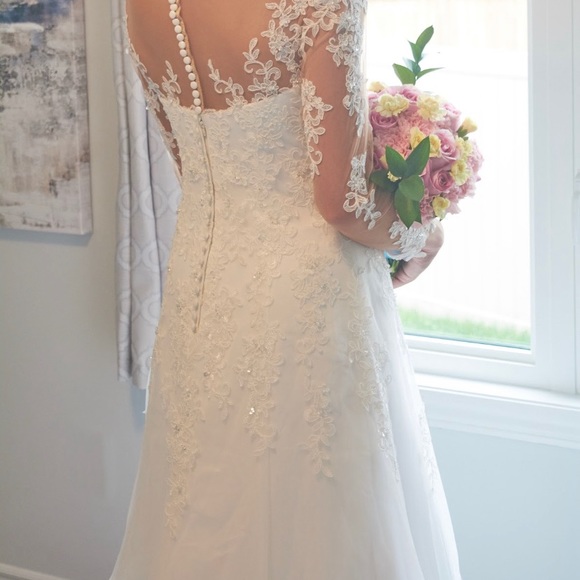 Gown with lace illusion sleeves - Picture 2 of 6